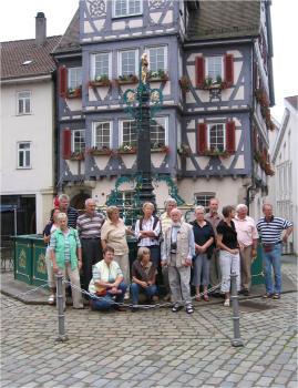 gruppe vor brunnen in nrtingen